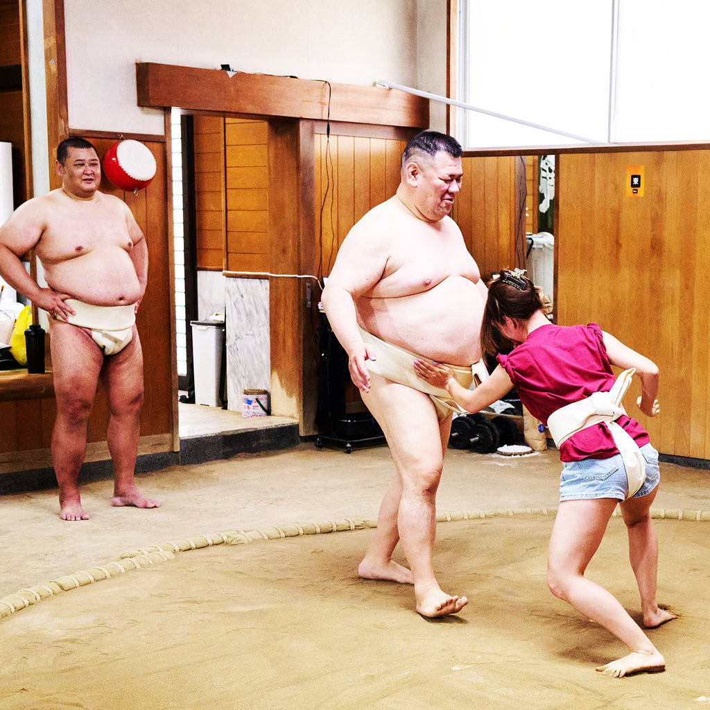 Osaka: Experiencia de sumo con espectáculo en vivo y desafío para el público