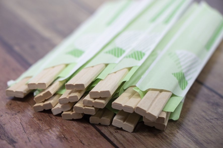 Rubbing disposable chopsticks together bad manners