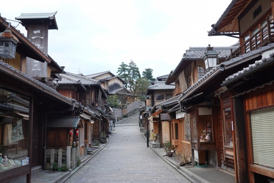 Food tour in Kyoto street scene
