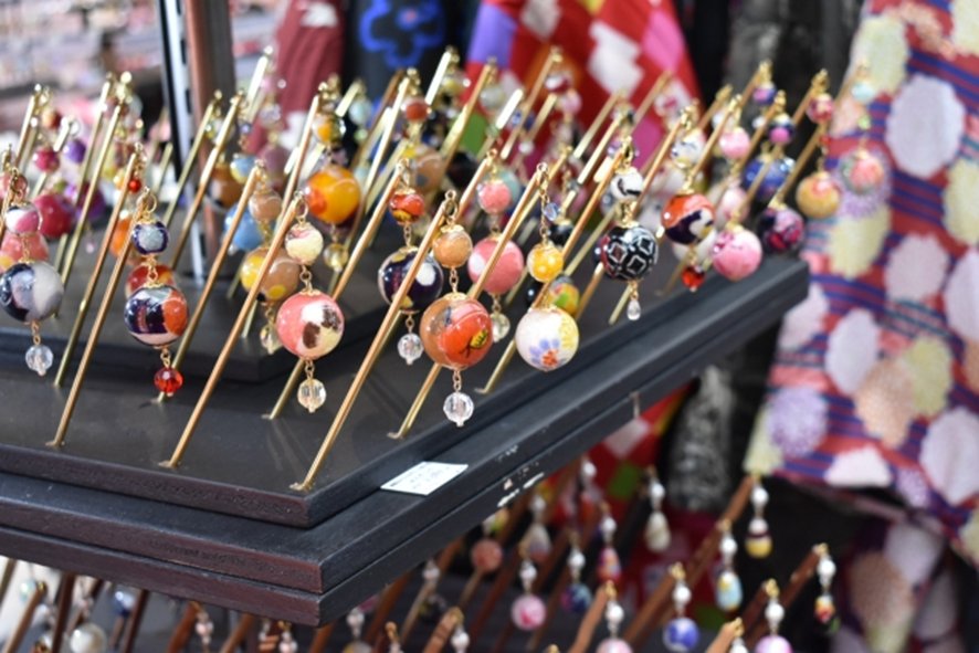 Seasonal hana-kanzashi hair ornaments for each month