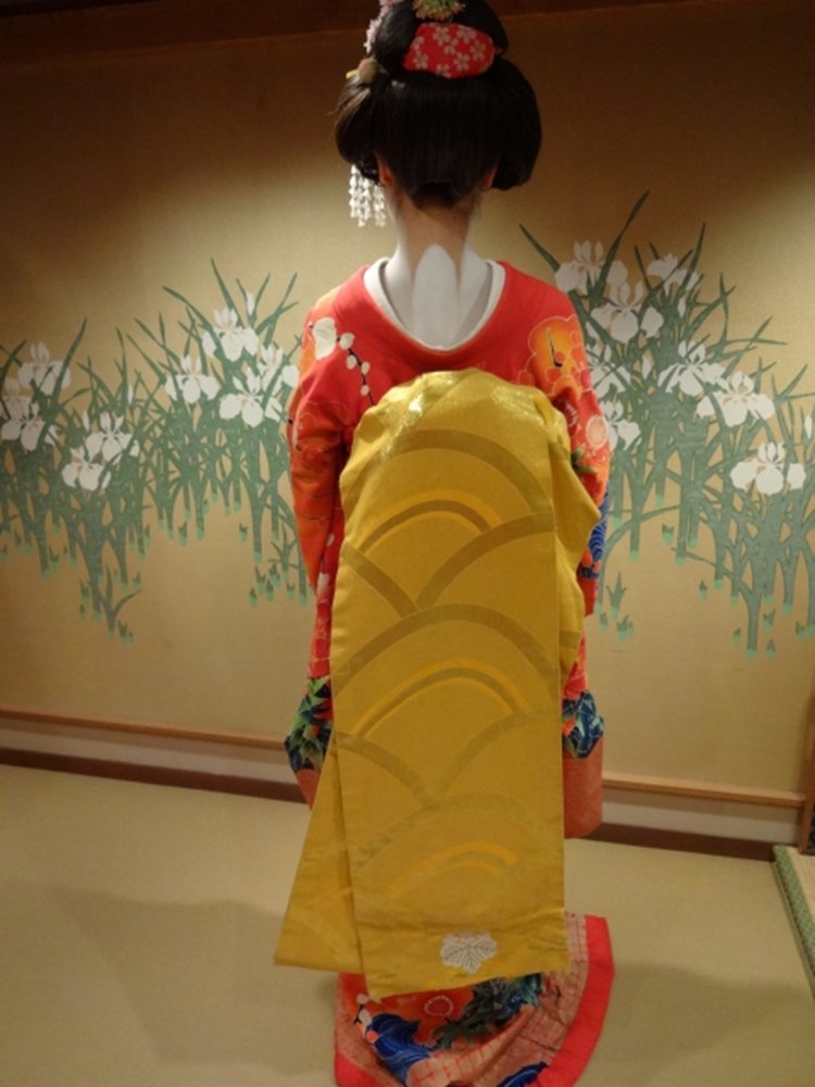 Maiko wearing darari no obi sash