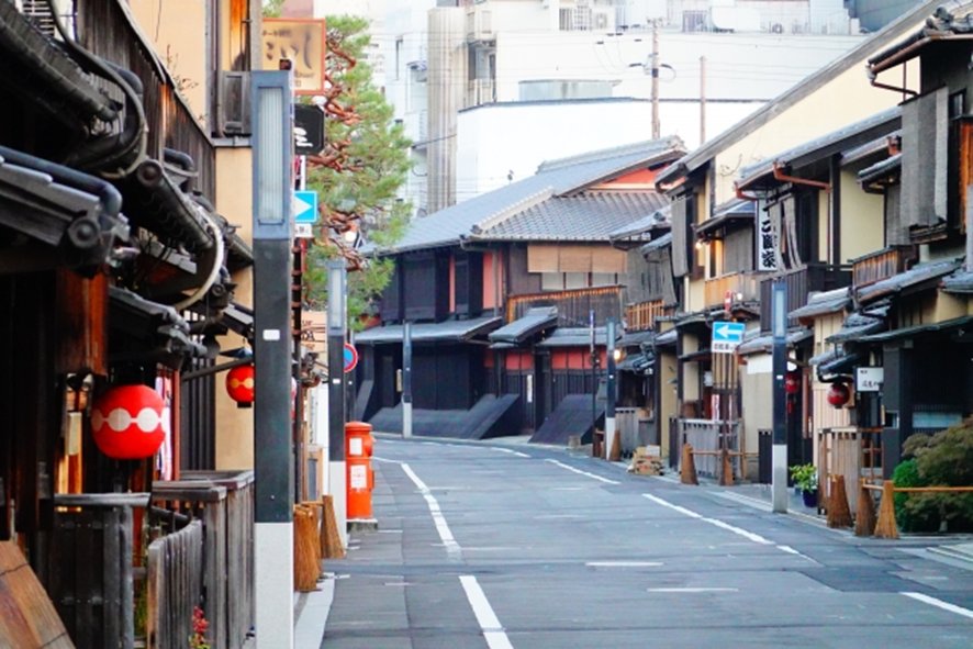 Tourists on Gion geisha tour learning etiquette