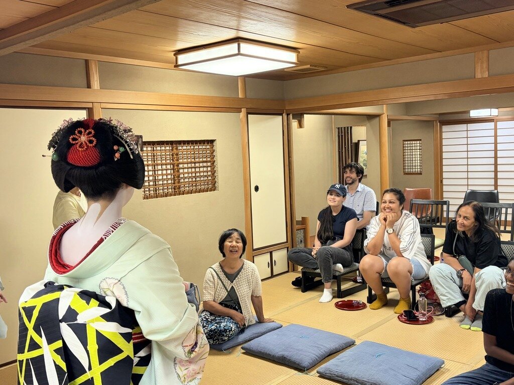 Maiko performance at traditional teahouse