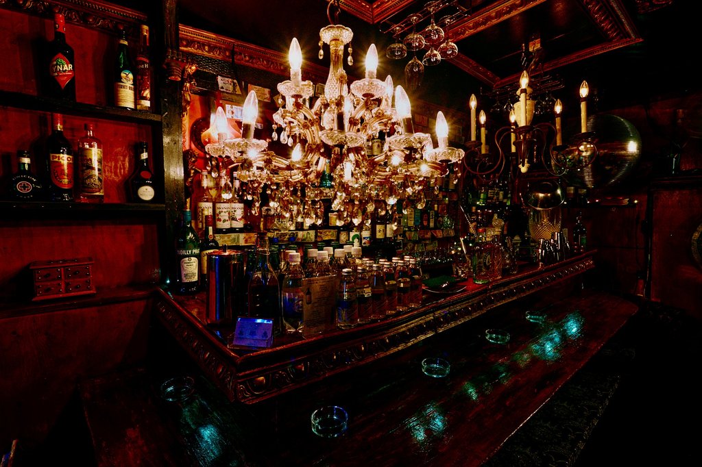 ALBATROSS G multi-floor bar interior