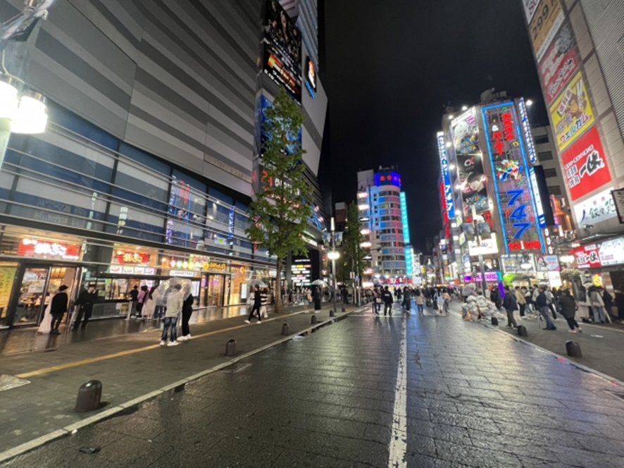Late night indoor activities in Shinjuku