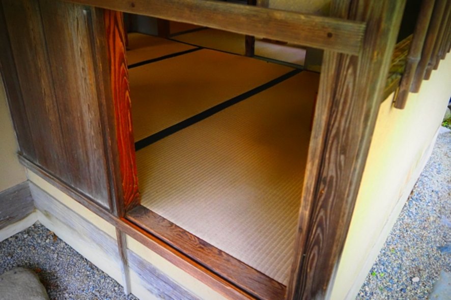 Sen no Rikyu's rustic tea room with low entrance