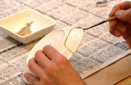 Kintsugi workshop at Utsuwa Nihonbashi Mutoh with multilingual support