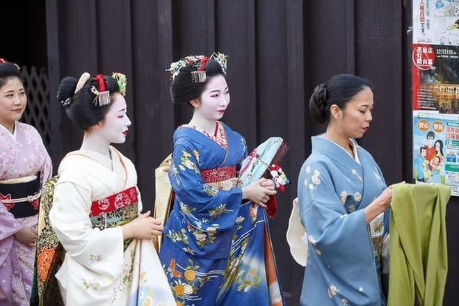 Kyoto: Gion Geisha District Sunset Tour in Spanish and en Español
