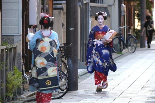 Kyoto: Guided Food Tour with 12 Dishes & 3 Drinks
