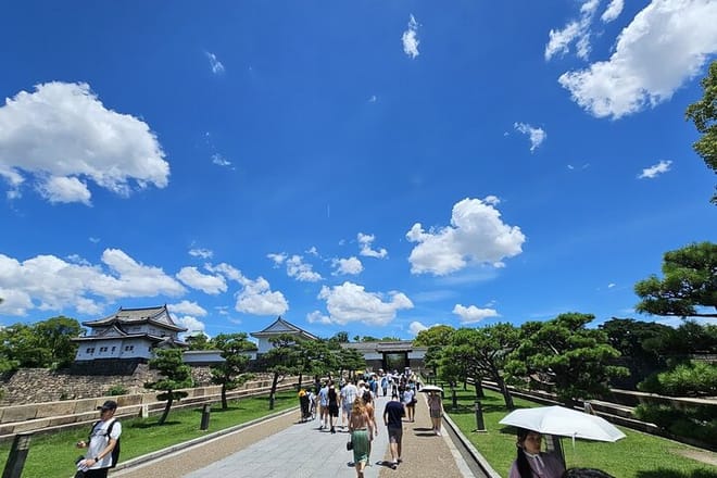 Osaka Castle Walking Tour and Castle Tower Admission