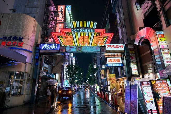 Osaka: Guided Food Tour with 12 Dishes at 4 Local Eateries