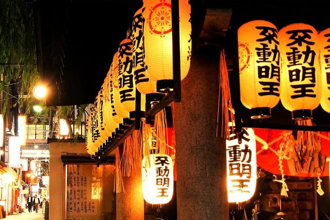 Osaka: Guided Food Tour with 12 Dishes at 4 Local Eateries