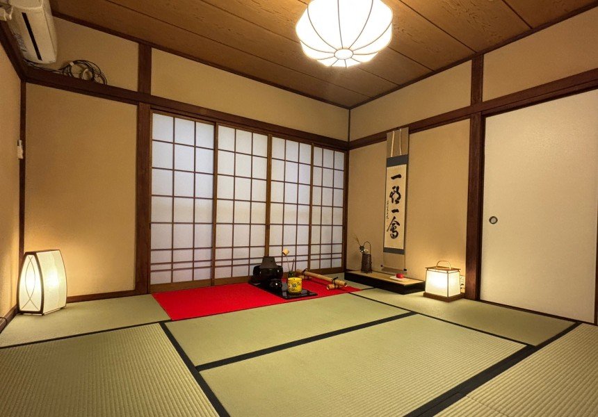 Tea ceremony instruction at Shizu Kokoro