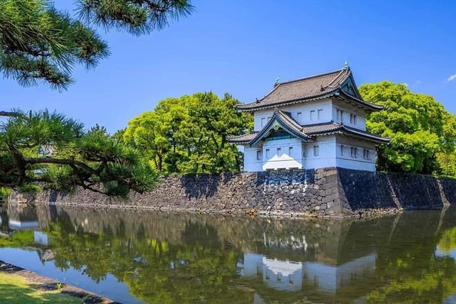 Tokyo castle walking tour team building
