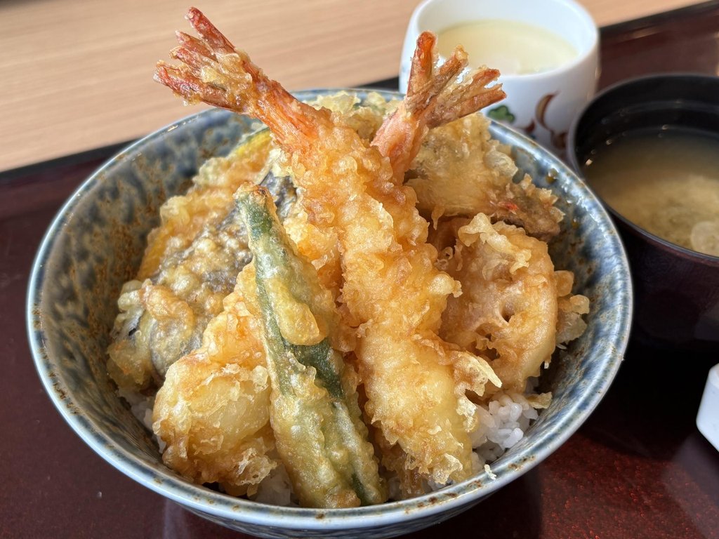 Tempura rice bowl at Daikokuya