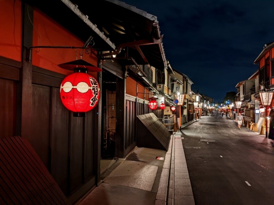 Evening view of Hanamikoji Street with lanterns