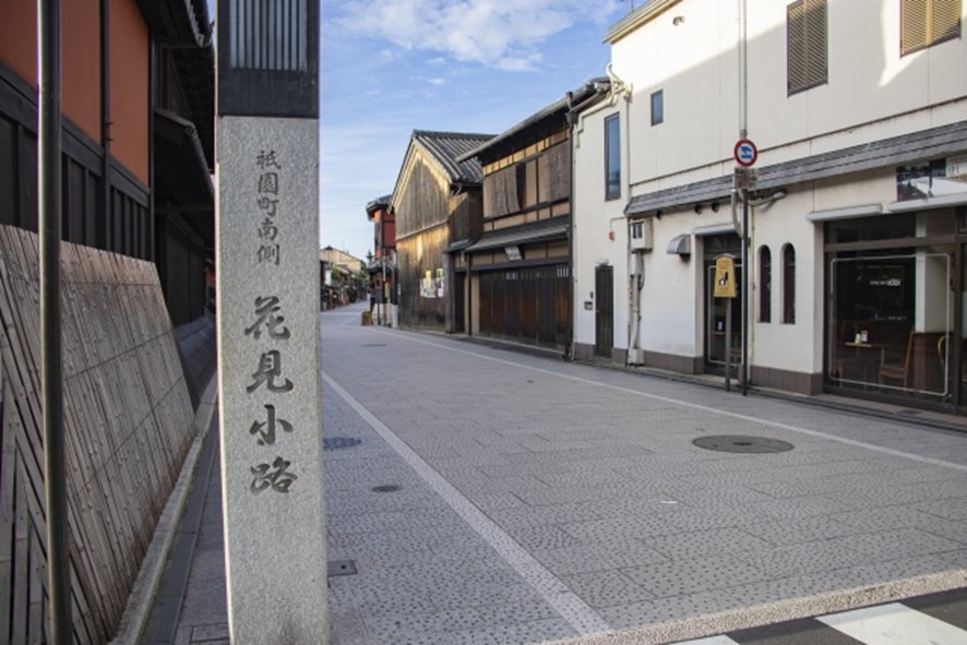 Hanamikoji Street in Gion with traditional machiya townhouses