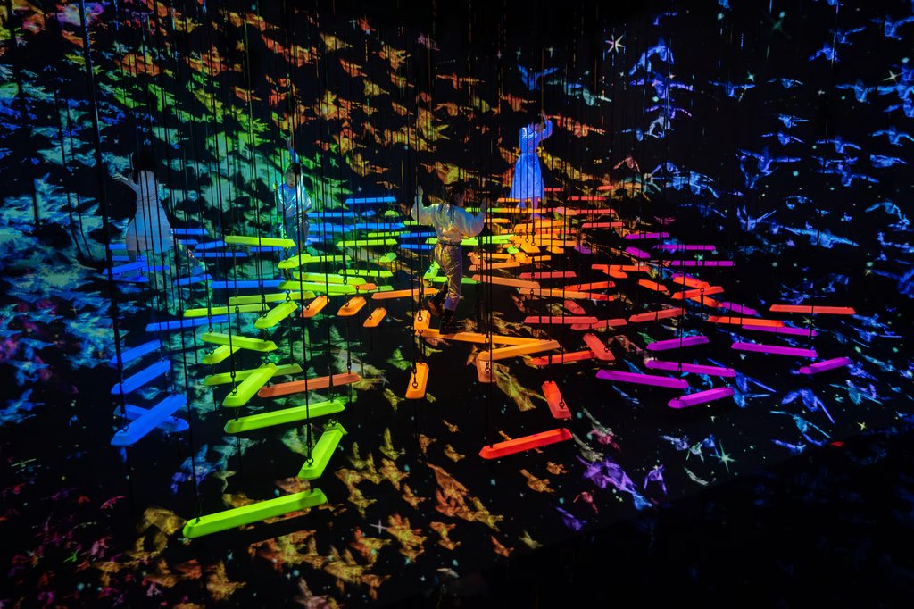 Interactive water installation at teamLab Planets Tokyo