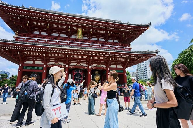 Tokyo: Asakusa & Sensoji ー Oldest Temple Walking Tour (2hrs)