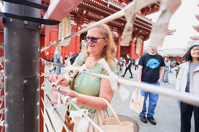 Tokyo: Asakusa & Sensoji ー Oldest Temple Walking Tour (2hrs)