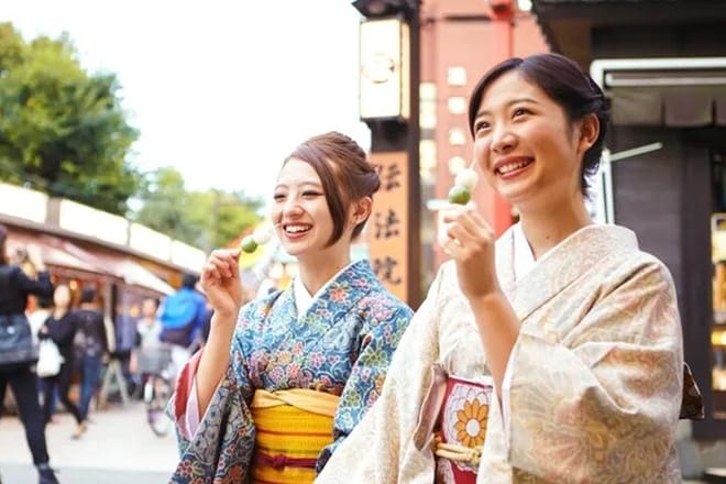 Tokyo: Asakusa & Sensoji ー Oldest Temple Walking Tour (2hrs)