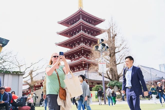 Tokyo: Asakusa & Sensoji ー Oldest Temple Walking Tour (2hrs)