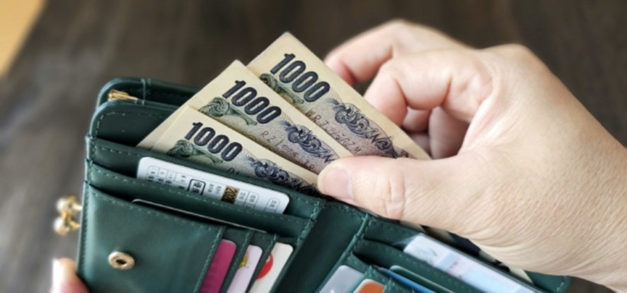 Japanese yen bills and coins