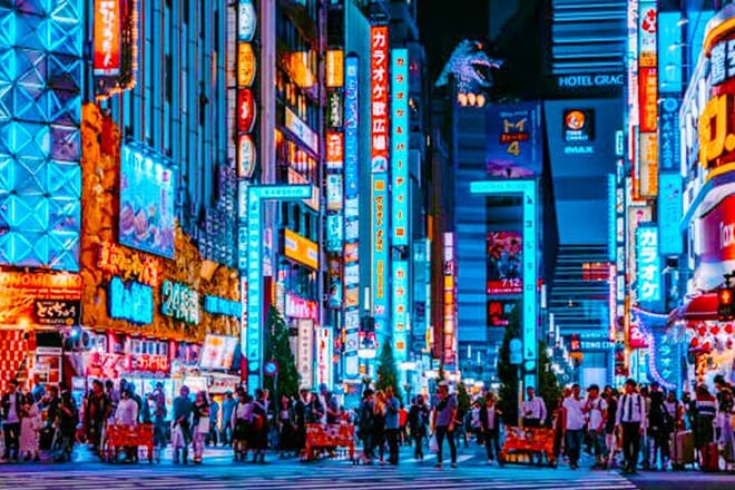 Tokyo: Shinjuku Historical Walking Tour & Secret Backstreets