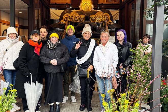 Tsukiji Fish Market Food & Walking Tour with 7 Gourmet Bites