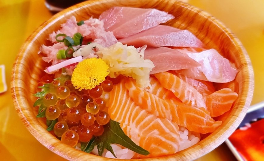 Kaisendon seafood rice bowl with assorted sashimi