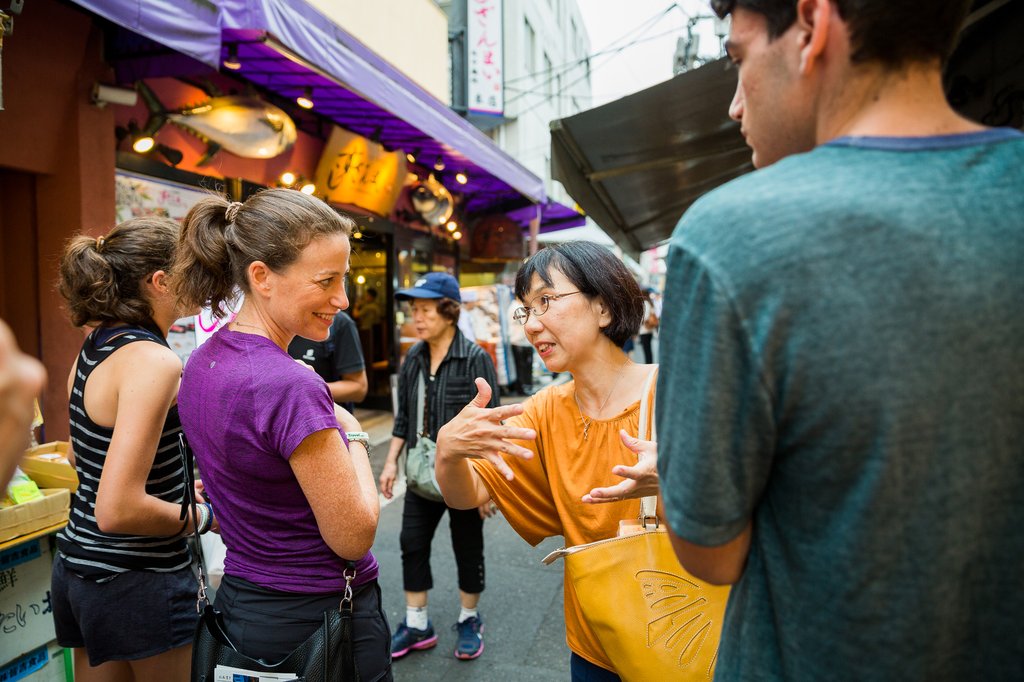 Guide explaining food culture on Tsukiji tour