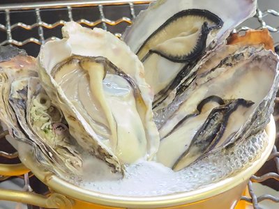 Gangan-yaki steamed seafood at Kakigoya Tsukiji Shokudo