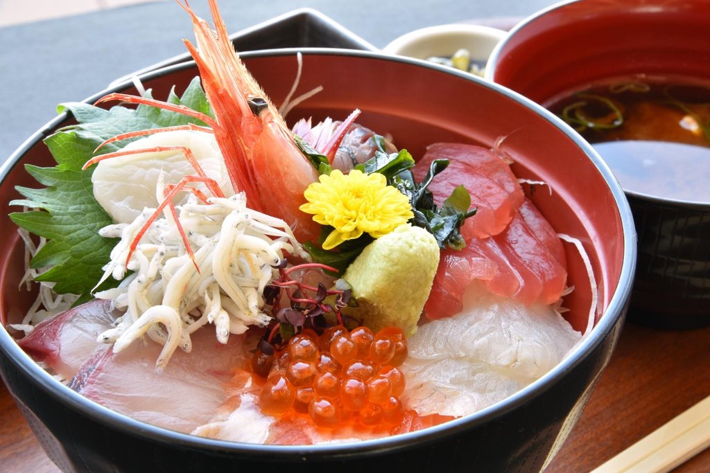 Enjoying fresh food at Tsukiji Outer Market