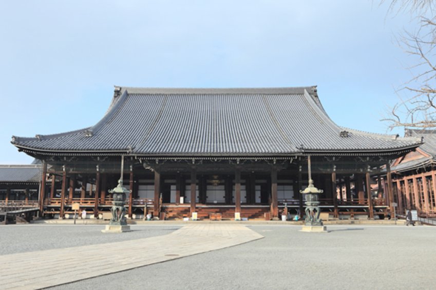 Nishi Hongan-ji temple hall interior in Kyoto