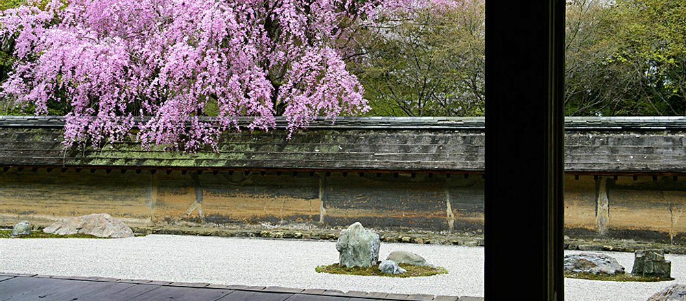 Ryoan-ji rock garden with fifteen stones