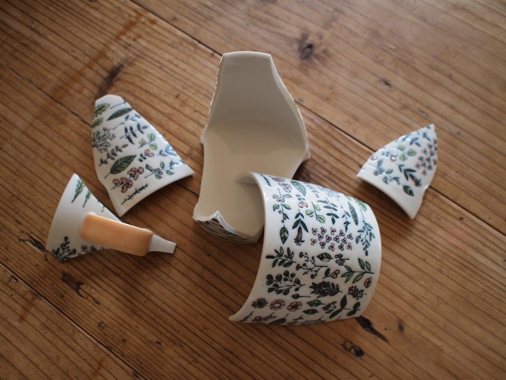 Kintsugi repair process with urushi and gold powder